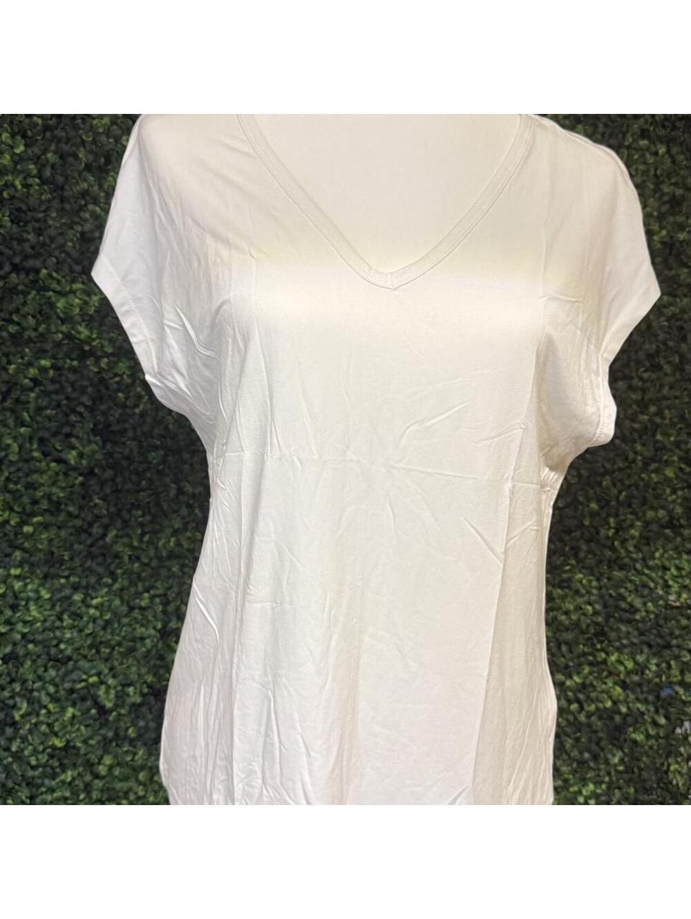 The perfect elevated basic 🤍 Super soft Halara V-neck tee Size small